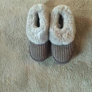 UGG Shoes - UGGS Slippers/Clogs UGG Shoes - UGGS Slippers/Clogs